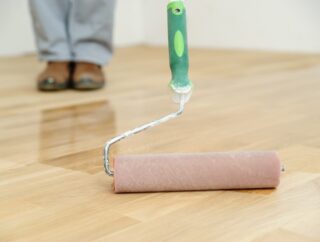 Farbowanie paneli podłogowych oraz płytek – sposoby aplikacji farby i wybór odpowiednich produktów.
